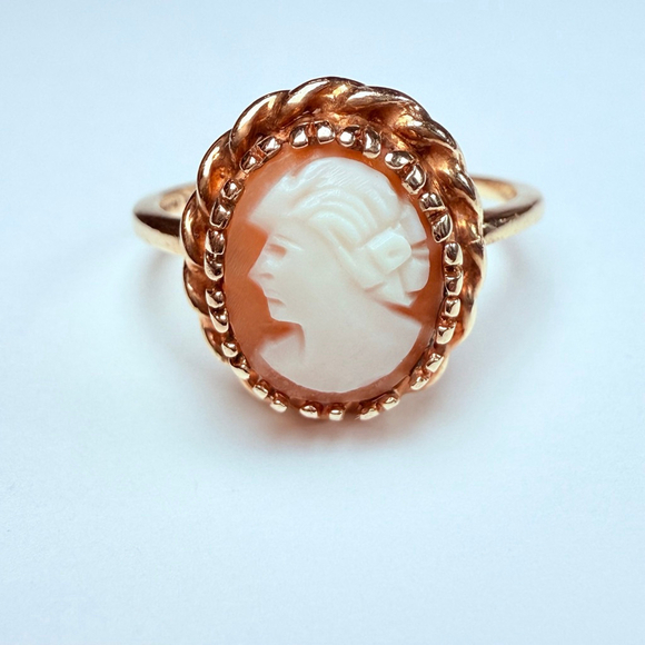 Jewelry - Estate Romany 10K Solid Yellow Gold Oval Muse Portrait Cameo Shell Vintage Ring